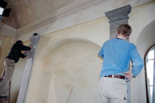 Versetzen der restaurierten Kalksteinpilaster