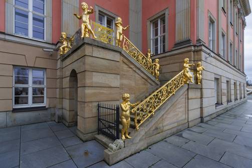 Fahnentreppe mit vergoldeten Putti und Platzhalter für das Gelände aus Glas