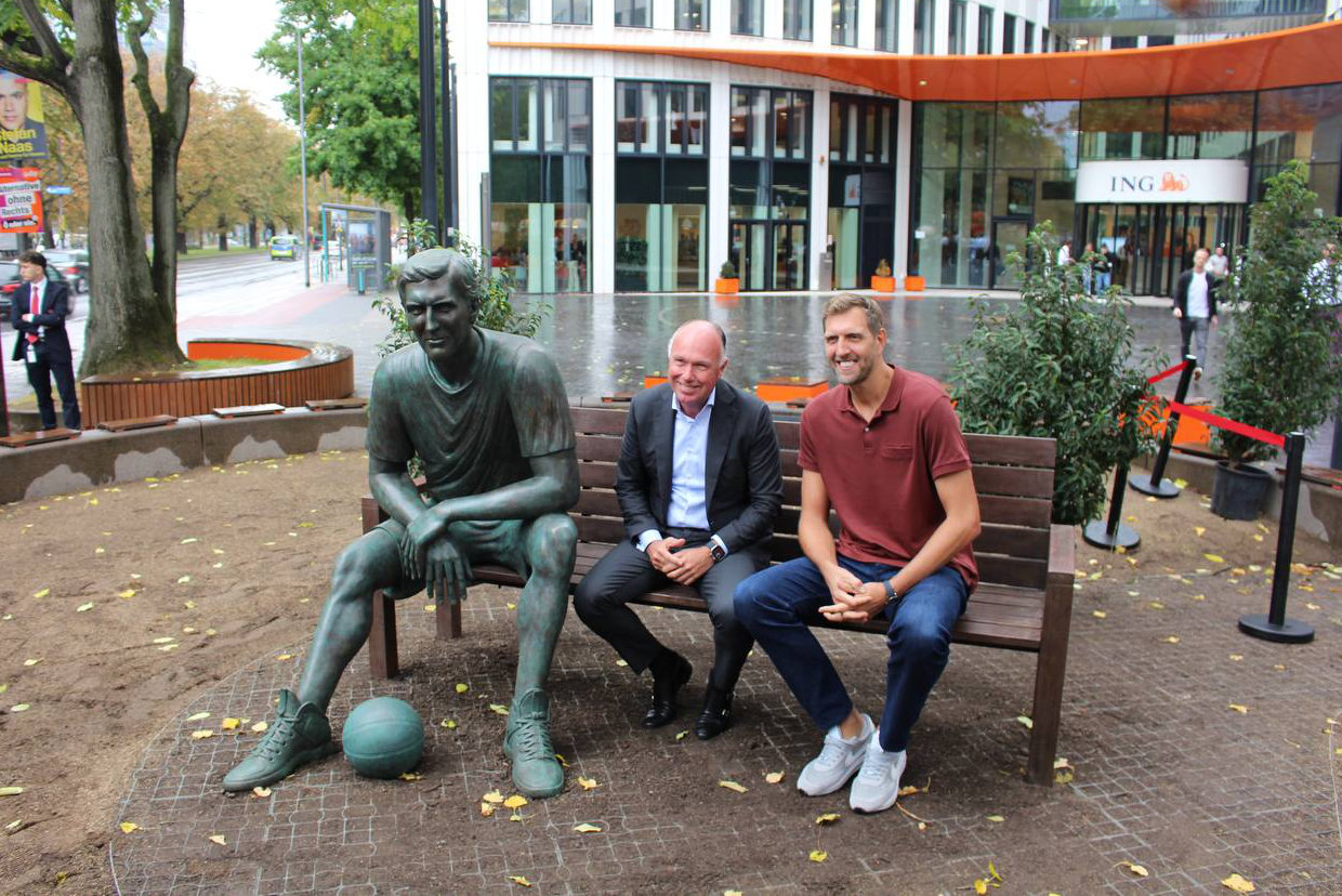 Einweihung Statue mit Dirk Novitzky, Oktober 2023 Frankfurt am Main