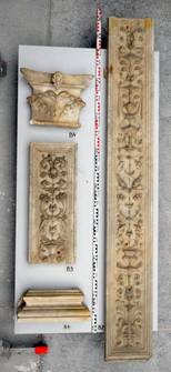 Vermessen der Marmorpilaster