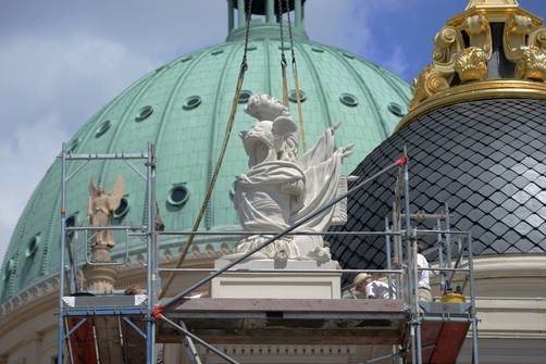 Aufsetzen der Helmflügeltrophäe