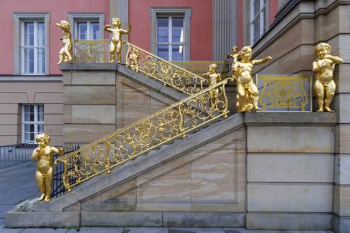 Fahnentreppe mit vergoldeten Putti und Platzhalter für das Gelände aus Glas
