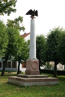 Abschlußfoto, Kriegerdenkmal