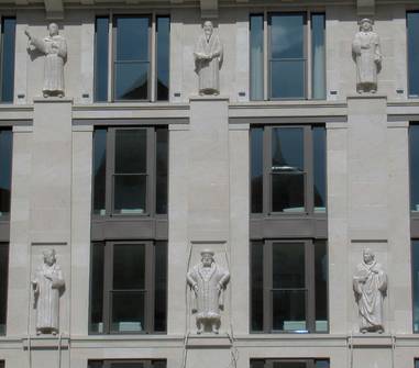 Sandsteinfiguren an der Fassade des NH Hotels in Leipzig