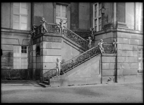 Historisches Foto Stadtschloss Potsdam, Fahnentreppe mit Putti