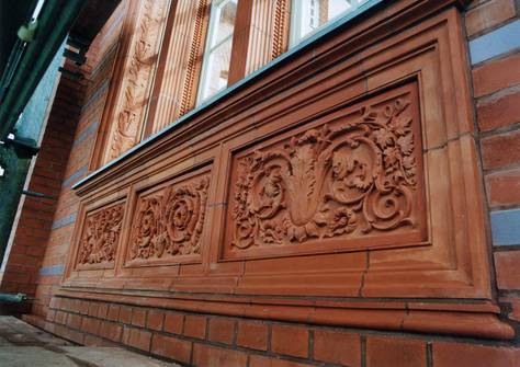 Musterfassade, Terrakotta ornamentale Brüstungsreliefs